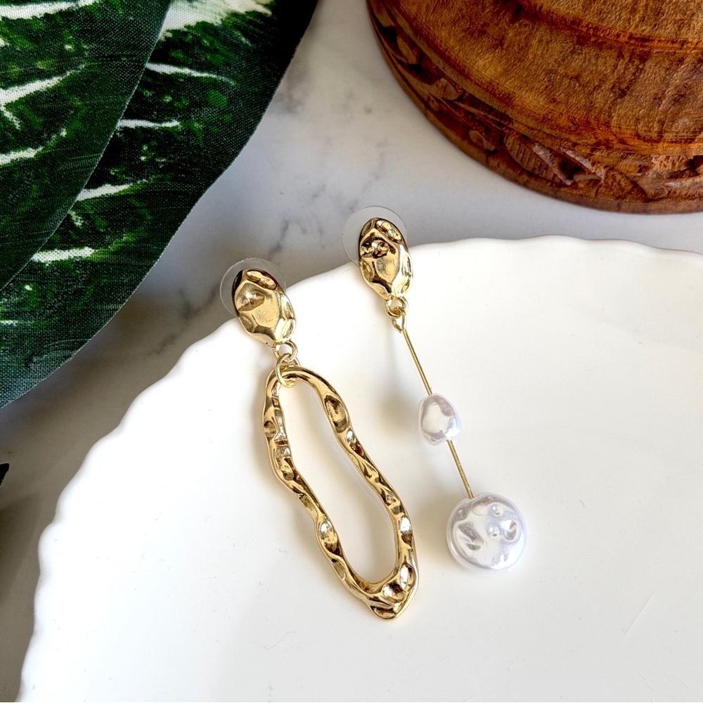 2/$30🌵 Gold Mismatched Faux Pearl Earrings Hammered Metal Vintage Style NEW